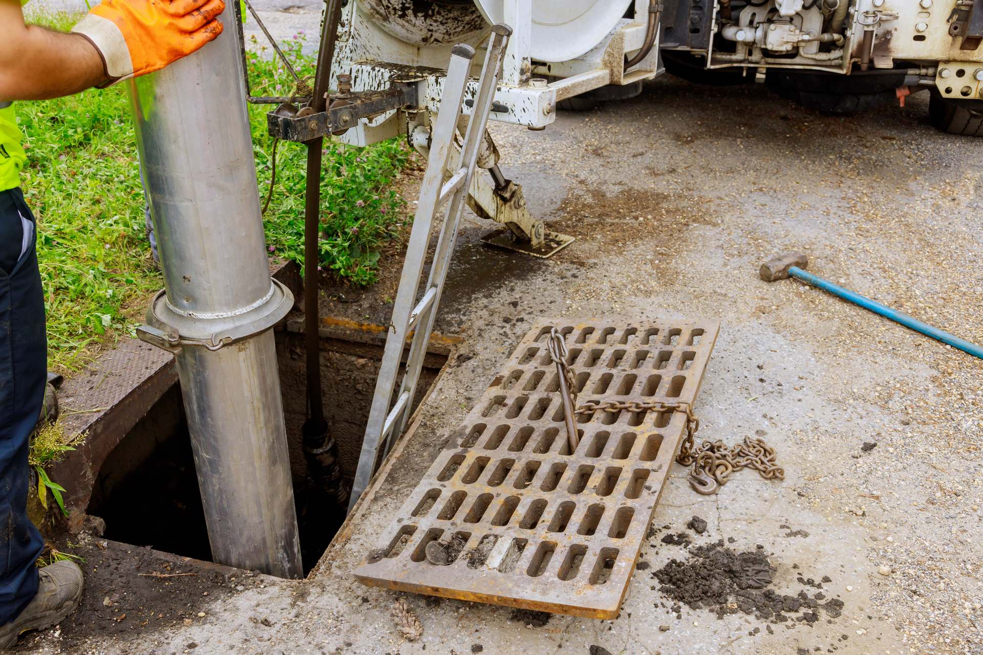 sewage-industrial-cleaning-truck-clean-blockage-sewer-line Inspection Team - 840 Inspections Inc.